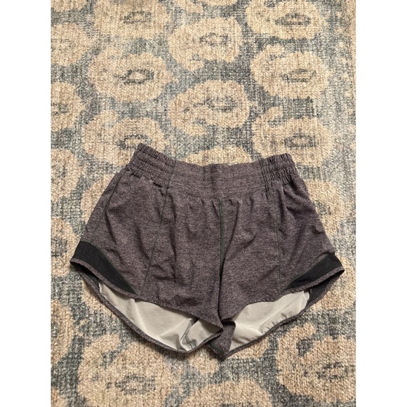 lululemon athletica Pants - Lululemon Hotty Hot Short 2" Lined Size 6 Excellent Condition